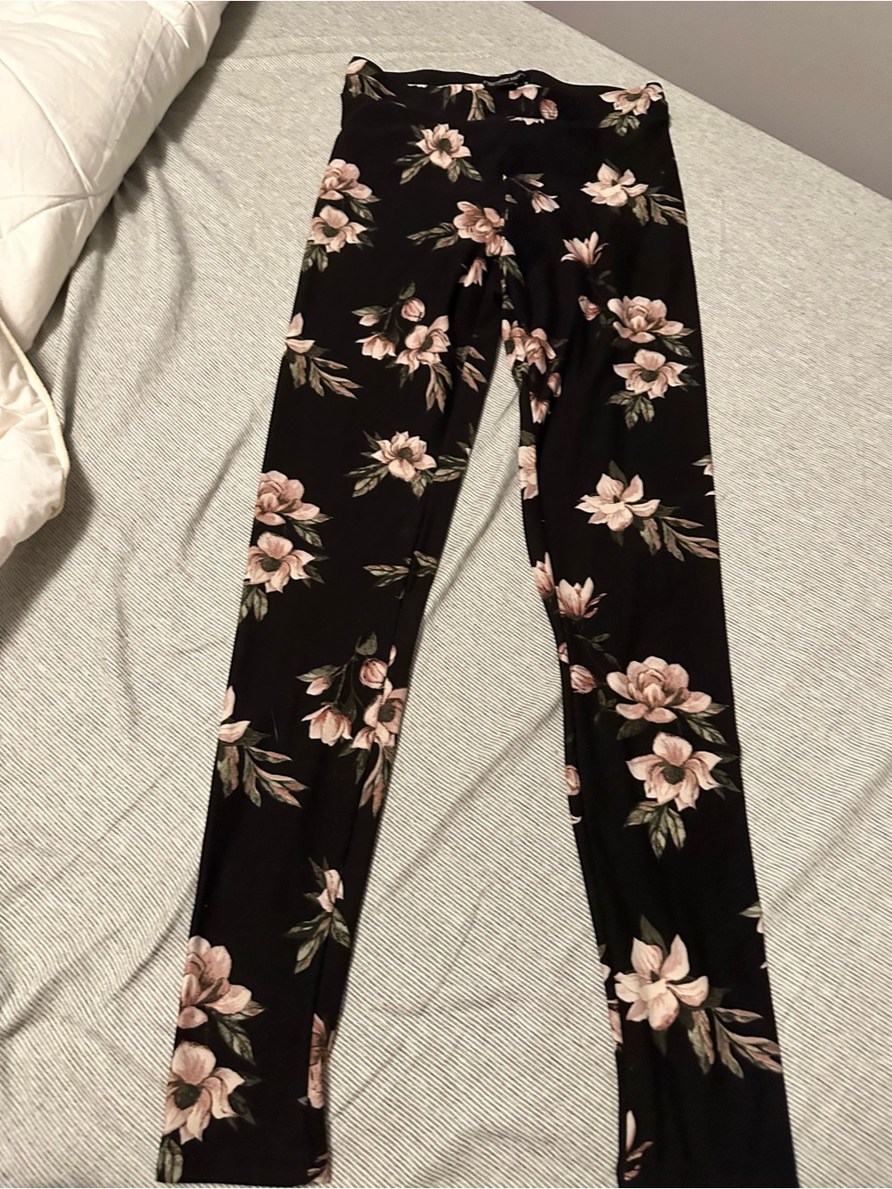 Streetwear Society Black Leggings with Blush Floral Pattern